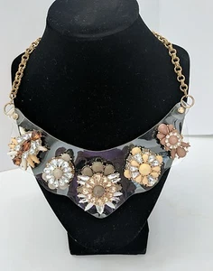 Collar Destacado Estrás y Cuentas Flores Tono Dorado Cadena - Imagen 1 de 6