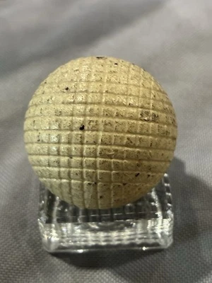 Pelota de golf antigua sin nombre corte línea gutty años 1890 toda pintura bonita  Foto 1 de 4