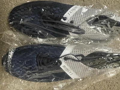 Sapatos estilo europeu tamanho 10,5 - Imagem 1 de 3