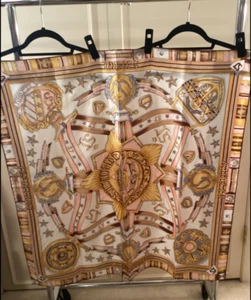 ST JOHN STRICKSEIDENTUCH. 35"x35". GOLD/CREME/ROSA (4.2.13) Neu ohne Etikett. - Bild 1 von 2
