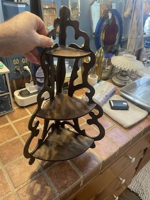 "Estante de esquina de madera contrachapada maciza tallada perforada vintage (3 estantes) 20"" de alto" Foto 1 de 4