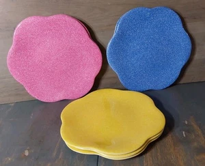 Flower Shaped Speckled Melamine Plates 8pc Blue Pink Yellow 10'' - Imagen 1 de 4