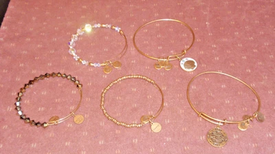 Набор из 5 золотистых регулируемых браслетов Alex And Ani из Лас-Вегаса, оболочка покерных фишек - Изображение 1 из 3