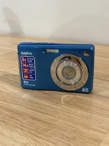 Fotocamera digitale Sanyo 5X VPC-S1415 blu rara fotocamera digitale 14,0 MP TESTATA FUNZIONANTE - Foto 1 di 3
