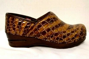 SANITA Danish Stapled Clogs Gold Brown Faux Croc Leather Closed-back Sz-36 f565 - Picture 1 of 11