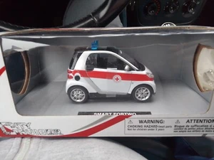 SMART FORTWO CROCE ROSSA 1:24 NEW RAY - Foto 1 di 4