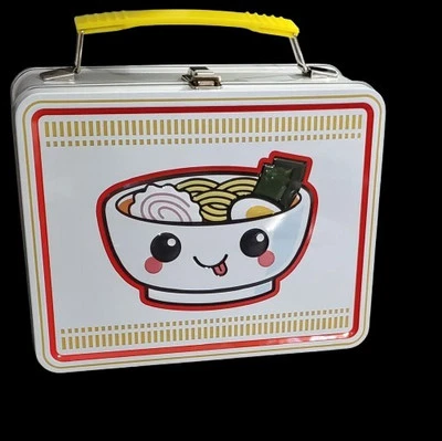 Lindo Ramen Box Tin Lunch Kawaii NUEVO Tamaño 8.5" pulgadas ancho x 6.75" pulgadas ht. Foto 1 de 4