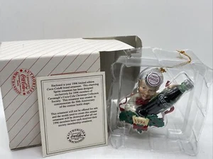 COCA COLA Cavanagh's Collectors Society 1996 Sprite sosteniendo un adorno de Coca-Cola nuevo en caja - Imagen 1 de 6