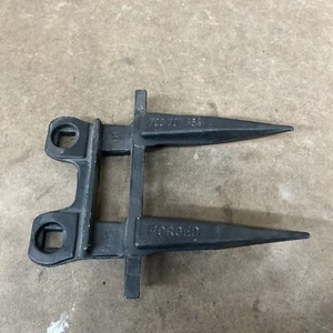 AGCO Sickle Guard 700707464 Double Prong, Forged Germany Massey Ferguson Centre - Picture 1 of 7