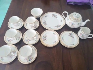 Royal Grafton Bone China Set da tè floreale, tazze, piatto laterale, teiera, brocca, zucchero P - Foto 1 di 20
