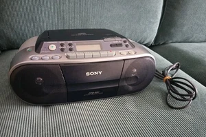 Sony CFD-S01 Tragbarer CD Radio-Kassettenrekorder Boombox Mega Bass AM/FM Stereo - Bild 1 von 15