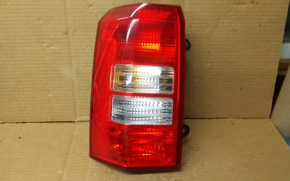 Lámpara de luz trasera lateral del conductor Jeep Patriot 2007  Foto 1 de 2
