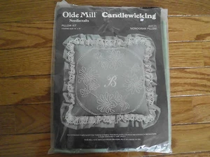 Kit d'oreillers monogramme broderie main 14"x14" ancien moulin aiguille, neuf jamais ouvert - Photo 1/3