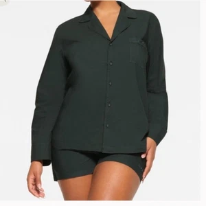 Top de dormir con botones Skims Spa PJ verde pino XL - Imagen 1 de 5