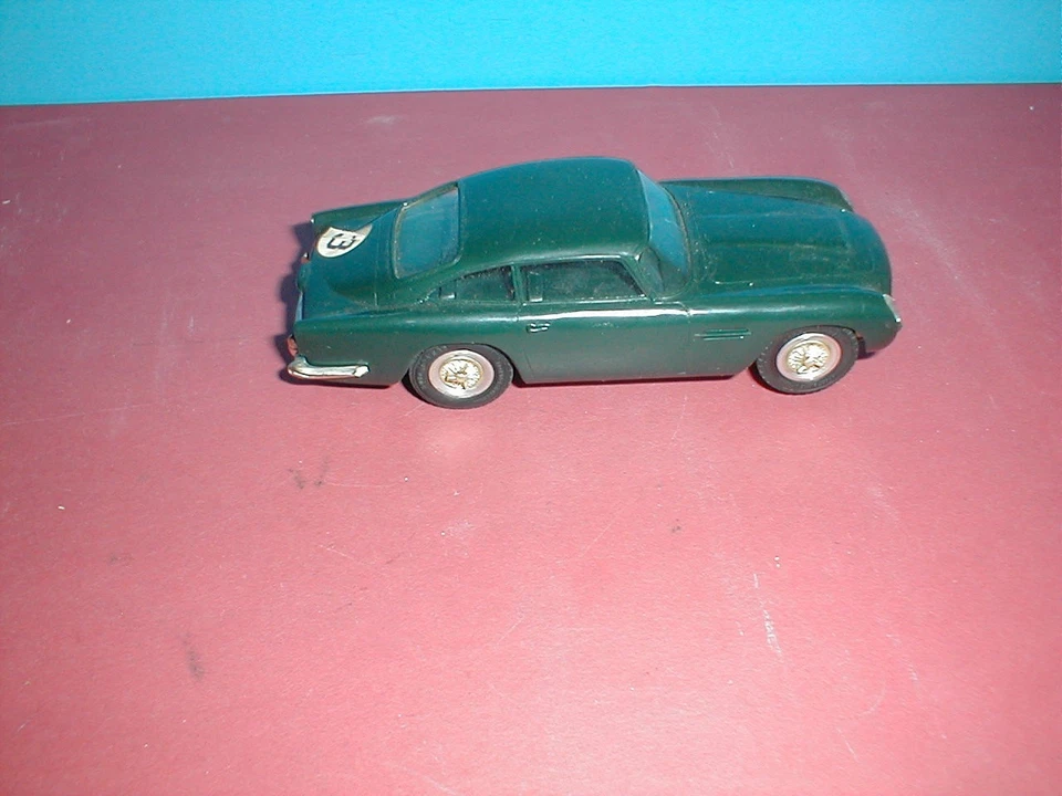 REVELL 1/32 VINTAGE VERDE OSCURO ASTON MARTIN PROBADO SLOT CAR TIENE PARACHOQUES ROTOS Foto 1 de 4