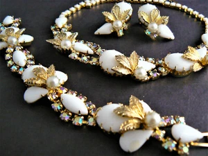 VINTAGE HALSKETTE ARMBAND OHRRINGE SET PARURE MILCHGLAS STRASS GOLDTON  - Bild 1 von 12