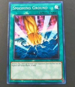 Yu-Gi-Oh! Carta Magia Comune Invasione Del Caos Terra Distrutta IOC-EN093 NM - Foto 1 di 1