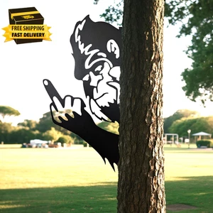 Adorno de letrero de metal Peeking Bigfoot divertido arte de patio de dedo medio 10"x15 - Imagen 1 de 8