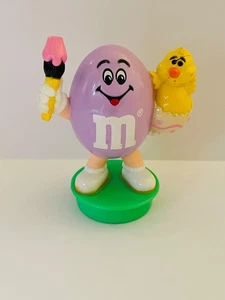 1995 M&M's Easter Candy Topper figura de plástico pastel púrpura huevo de cacahuete con pollito - Imagen 1 de 7