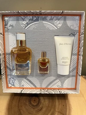 Juego de 3 piezas Jour D'Hermes Absolu para mujer 1,6 oz EDP + 0,25 EDP + 1 oz loción corporal Foto 1 de 4