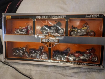 Harley Davidson Special Edition FLTR Road Glide Set di 7 Die Cast 1:18 Replica - Immagine 1 di 4