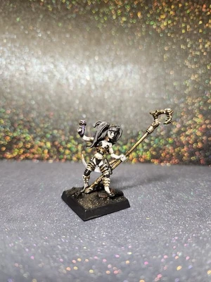 Huesos segadores pintados a mano hembra humano engendro oscuro mago miniatura de metal Foto 1 de 4