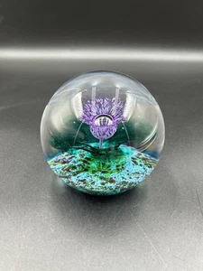 Selkirk Glas Briefbeschwerer Distel Blume Schottland signiert datiert 2004 lila blau - Bild 1 von 13