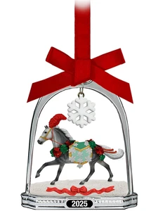 Adorno de vacaciones Breyer Horses - Adorno de estribo "Navidad en flor" 2025 - Imagen 1 de 3