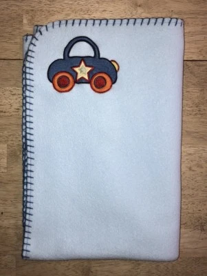 Manta de conexión azul bebé polar coche ruedas rojas borde cosido estrella amarilla Foto 1 de 4