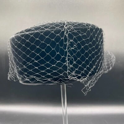 Chapéu feminino vintage caixa pílula veludo preto com rede tamanho único 7,5 polegadas de diâmetro - Imagem 1 de 4
