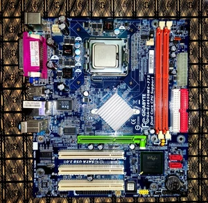 Gigabyte GA-8I865GME-775 (rev. 1.0) Soket 775 Motherboard + CPU Celeron - Picture 1 of 10