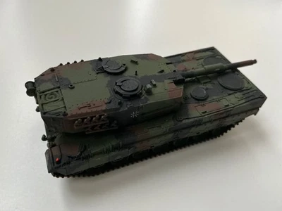 Roco Minitanks 1:87 - Kampfpanzer Leopard 2A4 Tarn Gesupert Bemalt - Bild 1 von 2