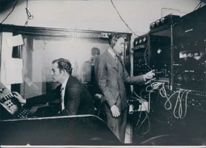 1937 Press Photo Elliott Roosevelt in KABC Radio Control Room 1930s San Antonio - Picture 1 of 2
