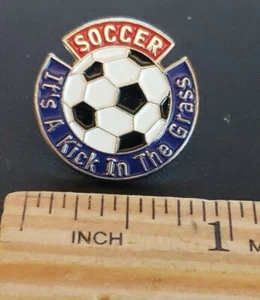 SOCCER IT'S A KICK IN THE GRASS LAPEL PIN BADGE 1 INCHES - Picture 1 of 2
