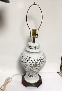 Z1 VINTAGE CHINESE ANTIQUE MID 20'S CENTURY WHITE PORCELAIN HOLLOW ART DESK LAMP - Picture 1 of 18