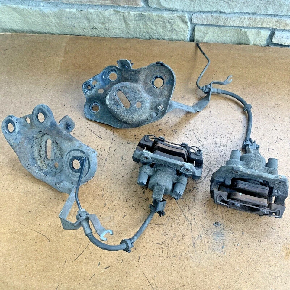 Conjunto OEM de pinças de freio a disco traseiras Volvo XC70 V70 2003–2007 esquerda e direita - Imagem 1 de 4