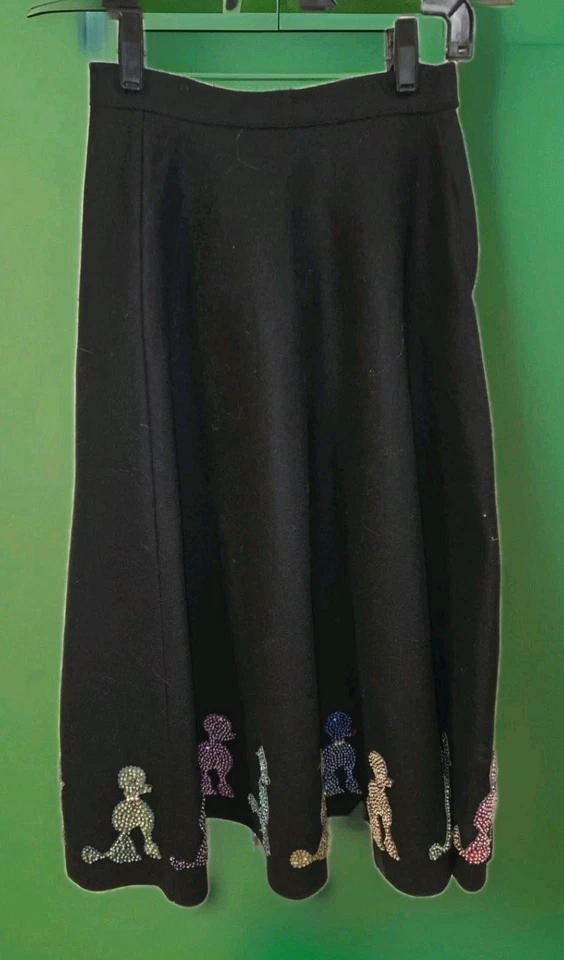 Falda circular de fieltro negro hecha a mano años 50 con caniches de lentejuelas con cuentas, 23" W, 30" L Foto 1 de 4