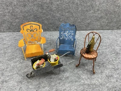 3 sillas de césped de metal en miniatura carretilla 2 cubos con botellas de Coca-Cola Foto 1 de 4