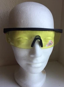 Eine Sonnenbrille schwarzes Gestell gelbe Polycarbon-Gläser mit UV-Schutz (M35) Unisex - Bild 1 von 8