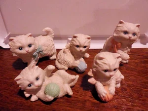 5 Vintage Homco Kätzchen weiß Porzellan Biskuit Katze Figuren schön Made in Taiwan - Bild 1 von 6