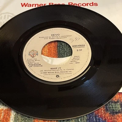 1981 DEVO Whip It 45 rpm Foto 1 de 3
