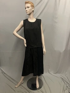 Elegante vestido de cena de jacquard de seda negro de 1920 - Imagen 1 de 15