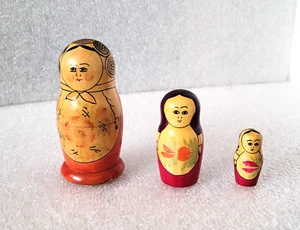 Vintage 1970s Nesting Doll 3 Pcs. USSR Soviet Russia Beriozka Wood Hand Painted - Picture 1 of 11