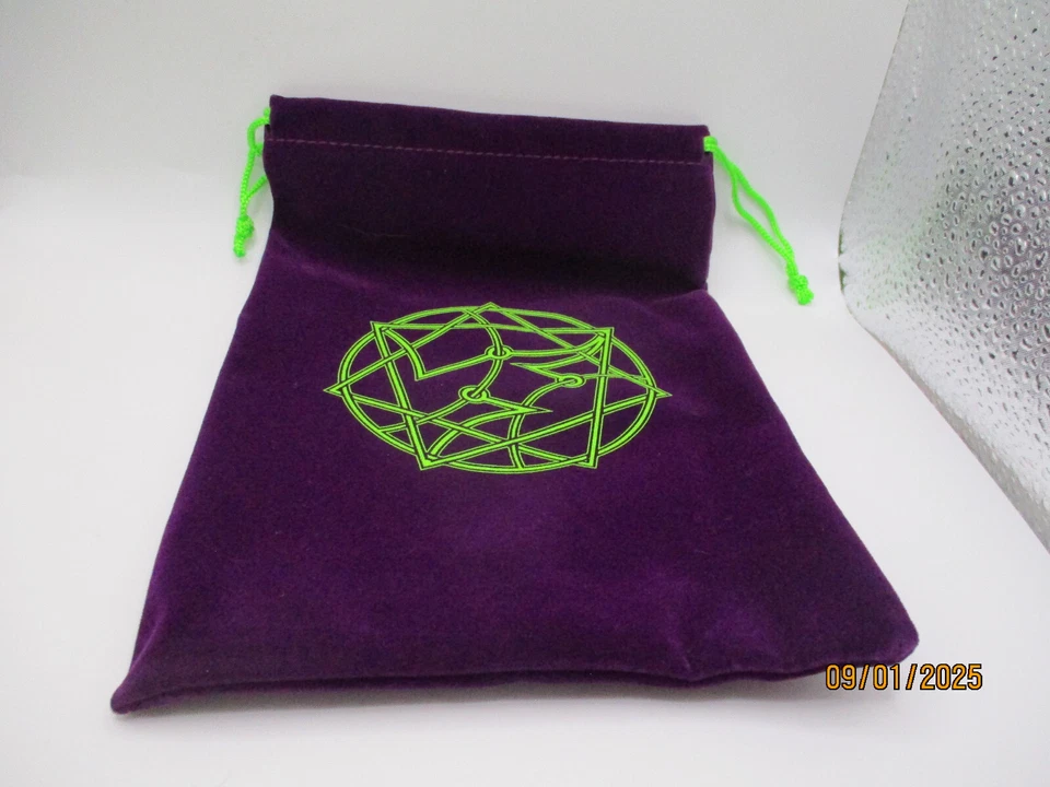 ARKHAM HORROR NIGHTS CHAOS BAG SAMTBEUTEL PURPUR MIT GRÜNEN SCHNÜREN NEU - Bild 1 von 1