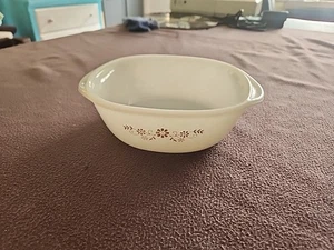 Vintage Dynaware Pye-O-Rey Cassirole Dish 1960's Crazy Daisy Pattern Milk Glass - Picture 1 of 2