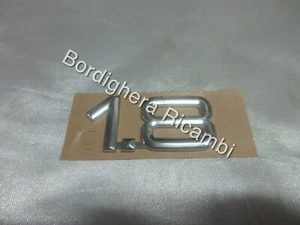 ALFA ROMEO 75 155 GTV 156 1.8 SIGLA STEMMA LOGO TARGHETTA SCRITTA BADGE NUOVA! - Imagen 1 de 2
