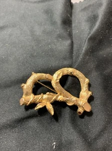 Vintage Gold-Toned Brooch – Elegant Classic Pin in Awesome Condition! - Picture 1 of 3