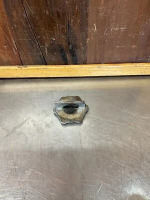 Fiat 124 Spider • Tapa de llenado de aceite original con mango, usado. JF37 Foto 1 de 4