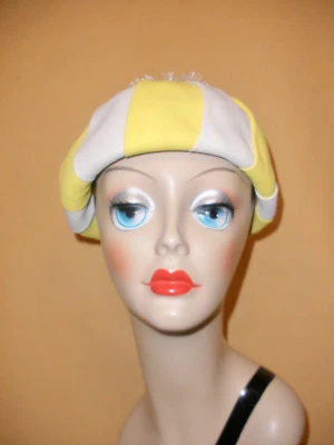 Sombrero plisado amarillo y blanco brillante con pompón blanco por Herbert Bernard NY Foto 1 de 4