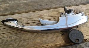 VW Käfer, Typ 3 - original Türgriff außen mit Schlüssel - 1967-1974 - Bild 1 von 3